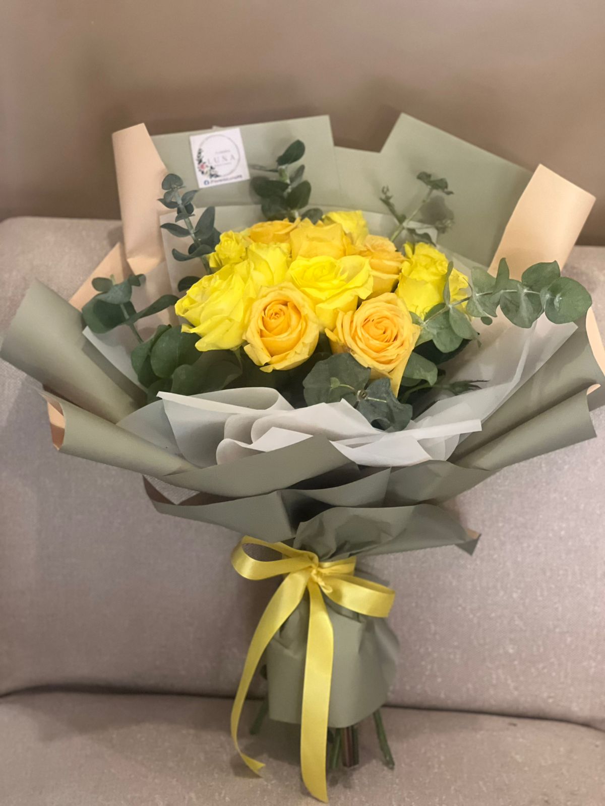 12 rosas amarillas con follaje