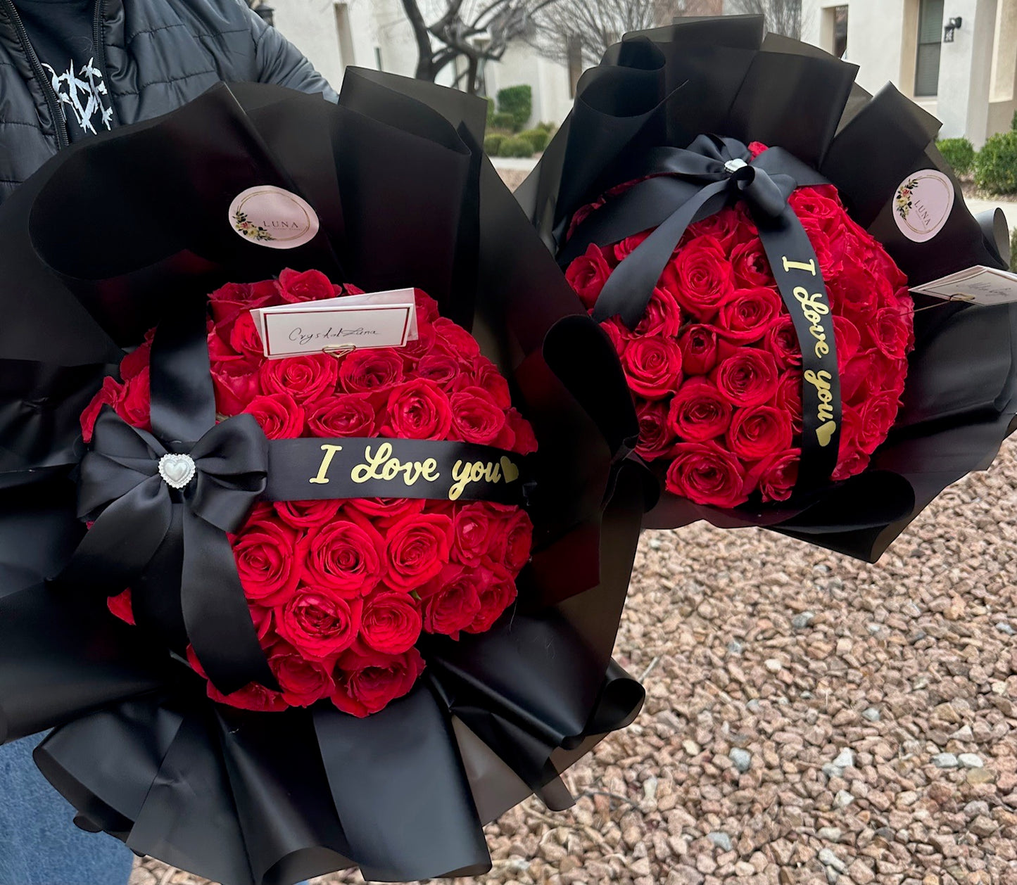 50 rosas rojas y listón personalizado