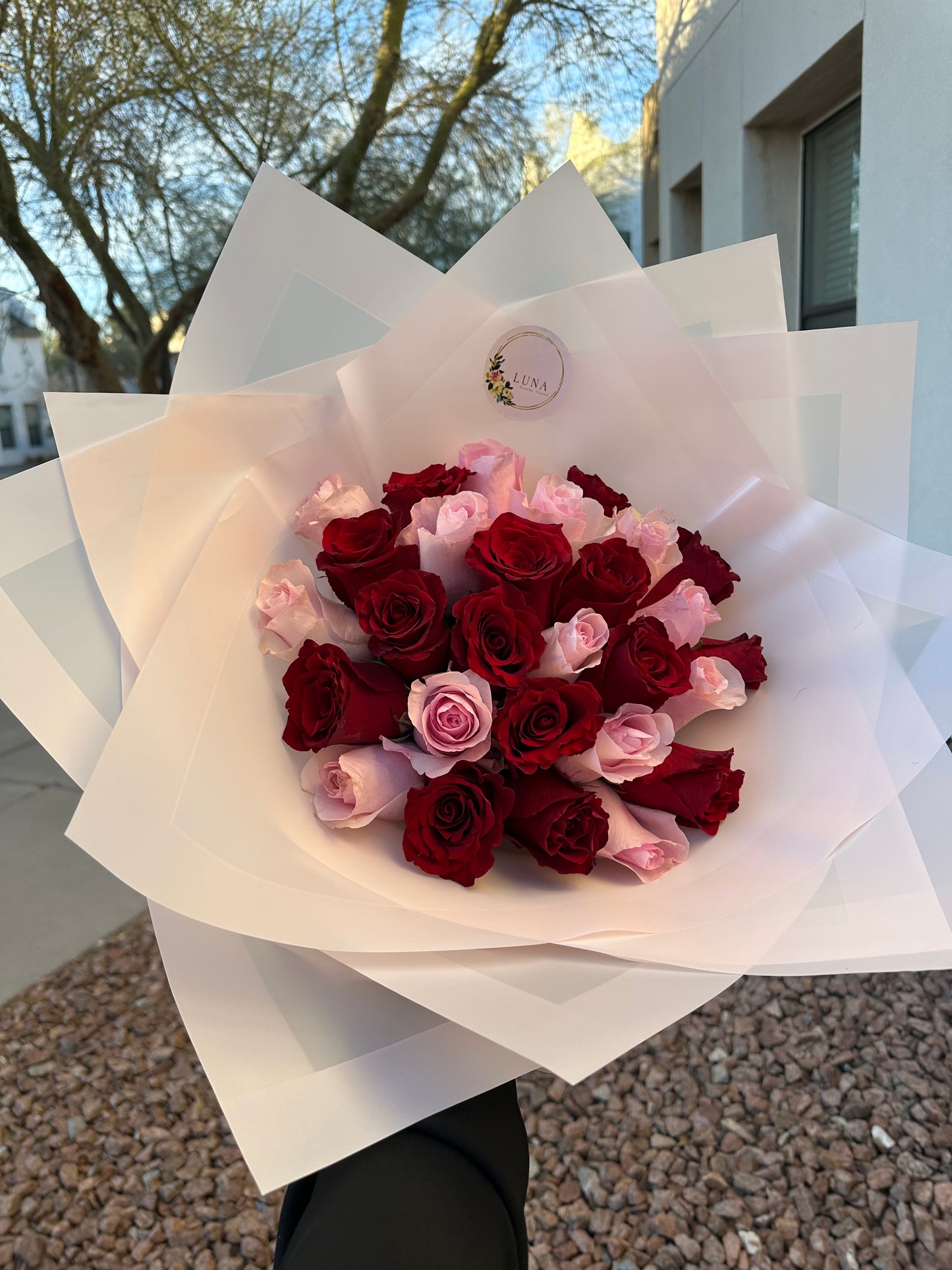 24 rosas en tonos mixto rosas y rojas