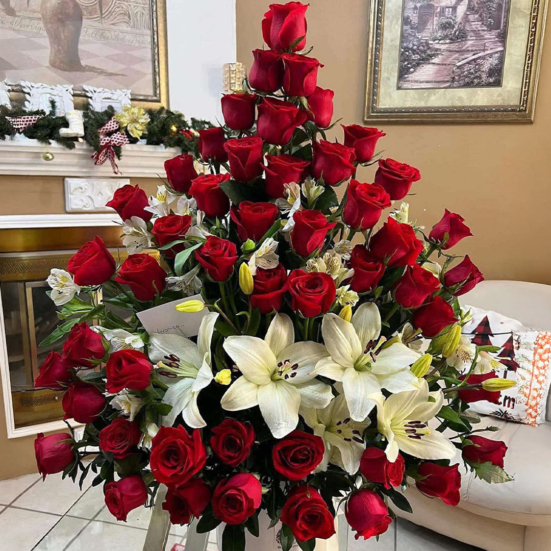 Arreglo Primaveral de Rosas y Astromelias