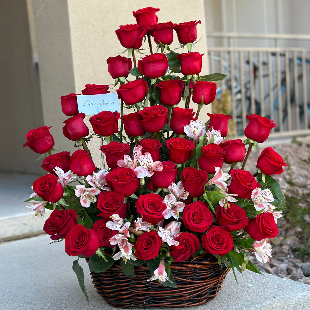 Rosas y Astromelias en Canasta