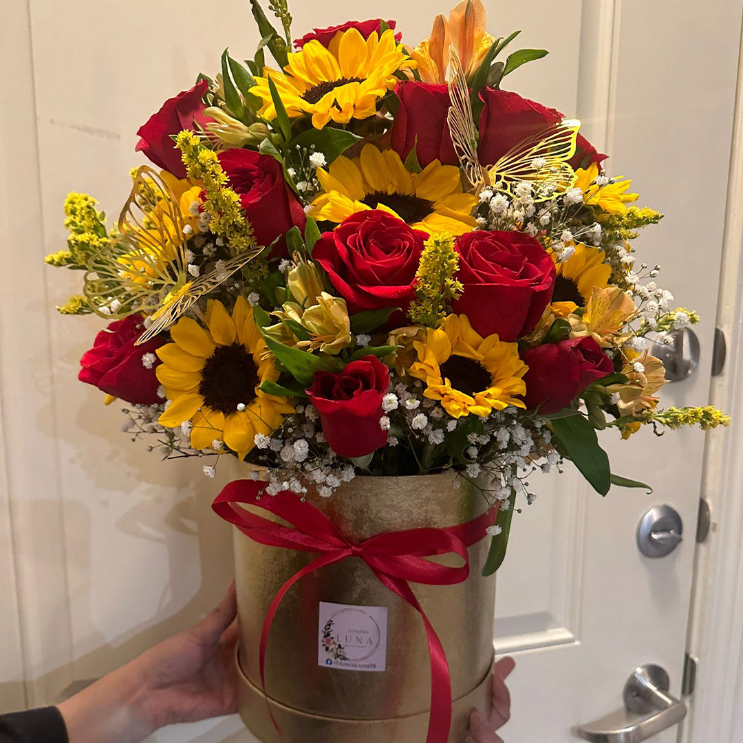 Arreglo primaveral de Rosas y Girasoles en caja