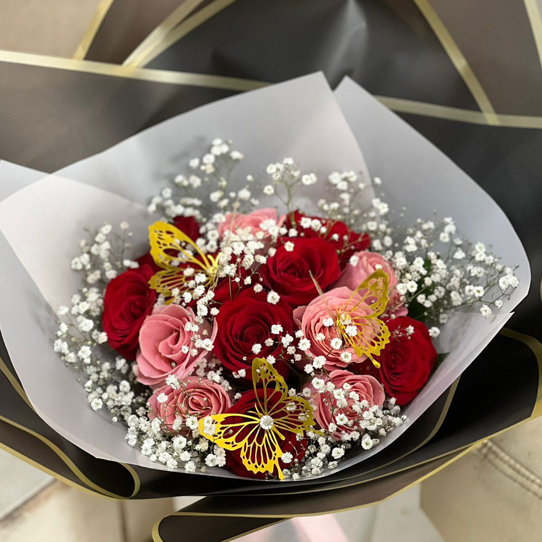 Ramo de 12 Rosas Combinado con Mariposas
