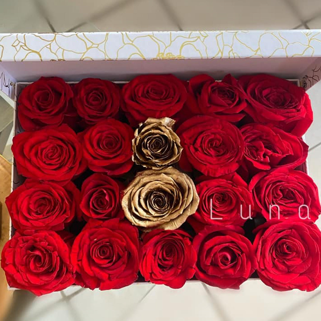 Caja Blanca con Rosas Rojas y Doradas