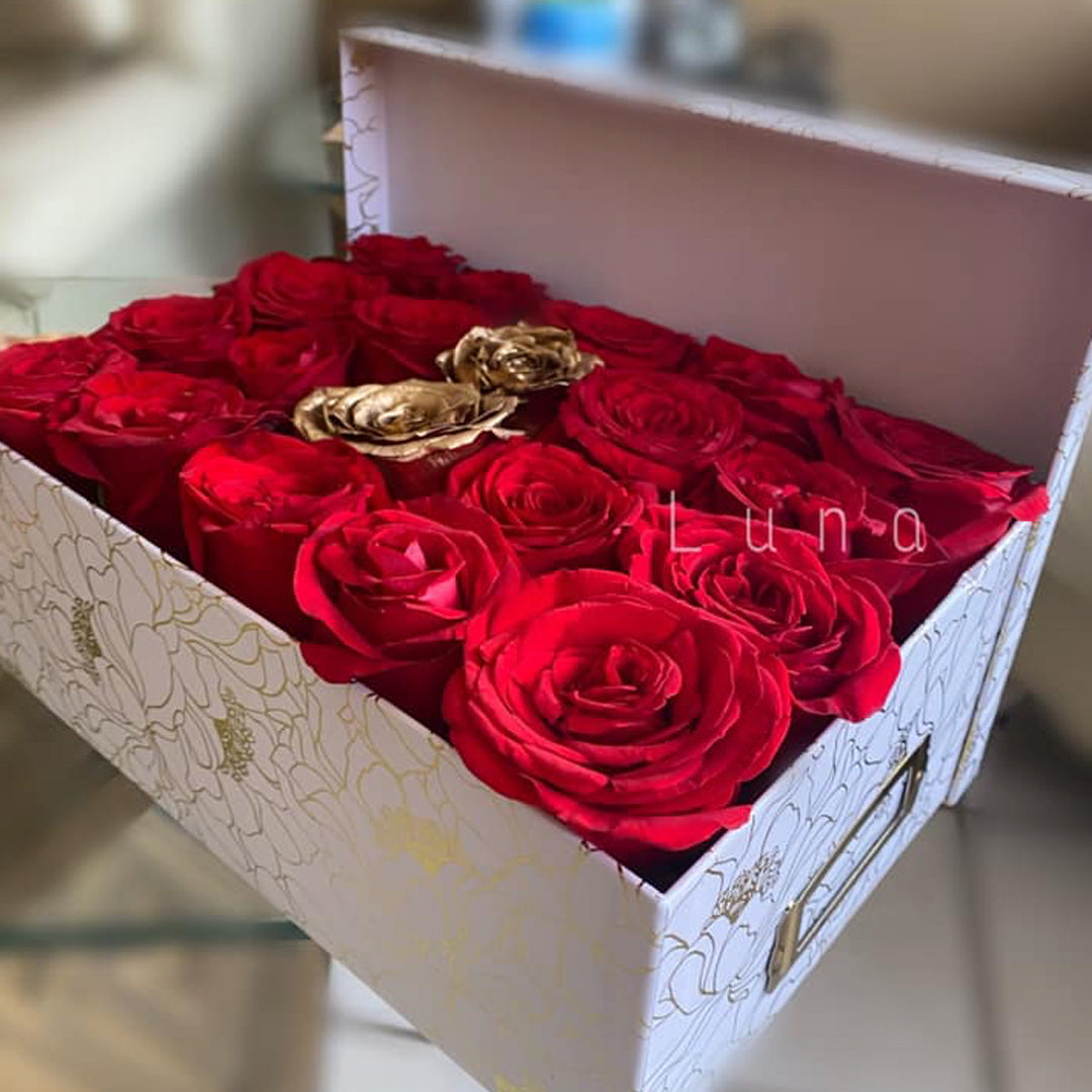 Caja Blanca con Rosas Rojas y Doradas