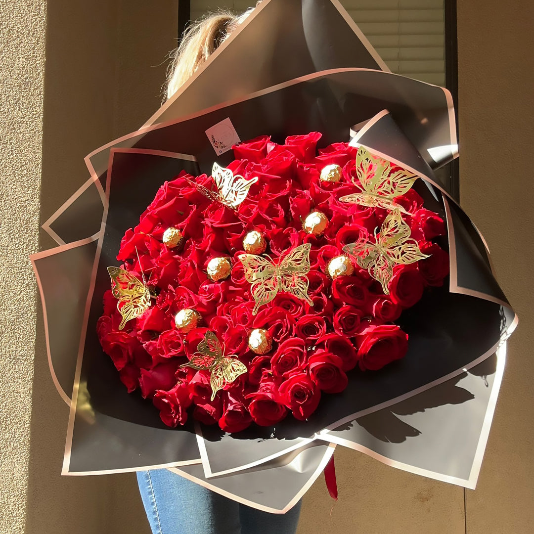 Ramo de 100 Rosas con Chocolates y Mariposas