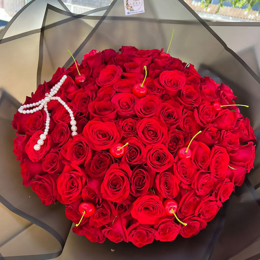 Ramo de 100 Rosas con Cerezas y Moño de Perlas