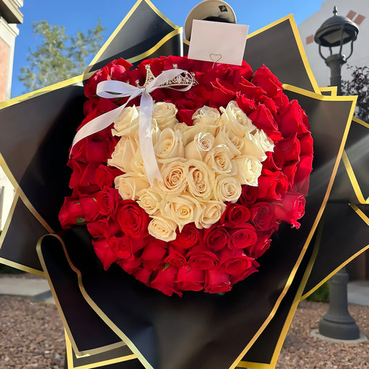 Ramo de 100 Rosas con Corazón Blanco y Corona
