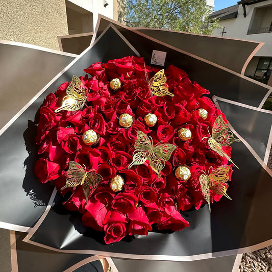 Ramo de 100 Rosas con Chocolates y Mariposas