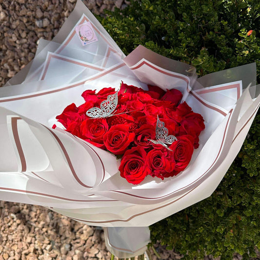 Ramo de 36 Rosas Rojas con Mariposas