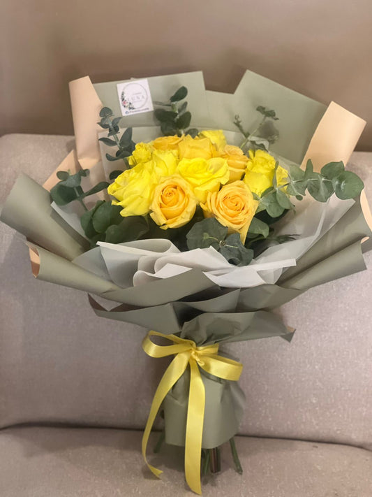 12 rosas amarillas con follaje