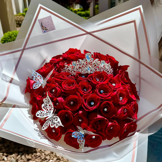 Ramo 50 Rosas Rojas con Corona & Mariposas