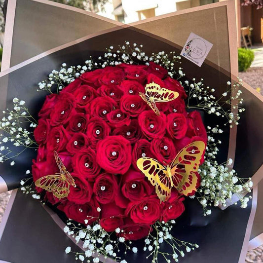 Ramo de 50 Rosas Rojas con Diamantes y Mariposas