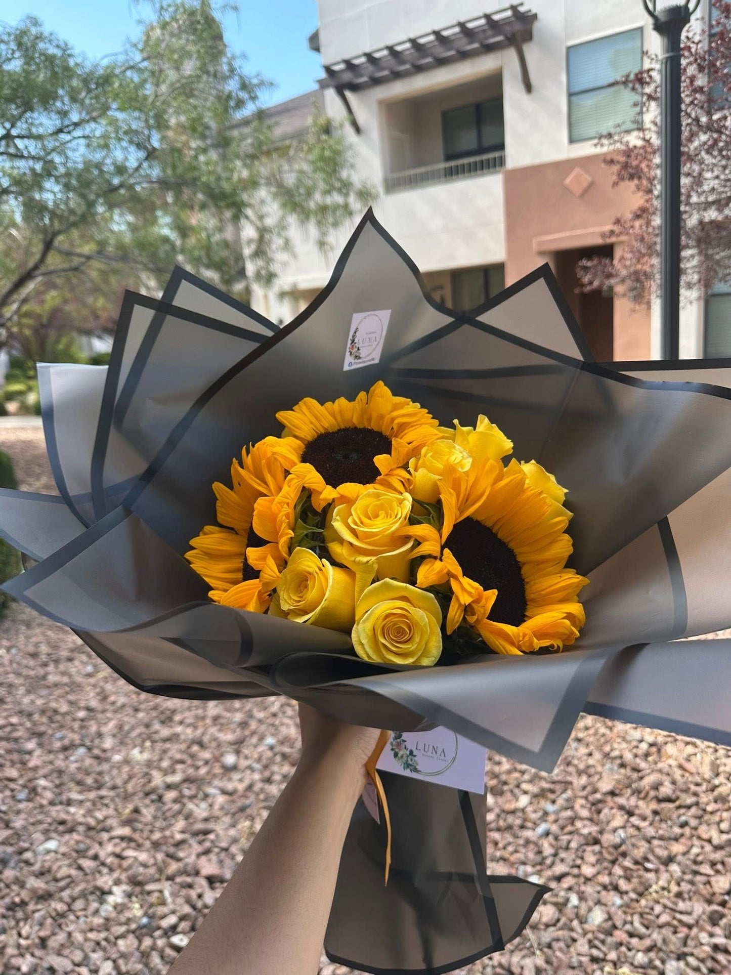 Bouquet mixto de rosas y girasoles