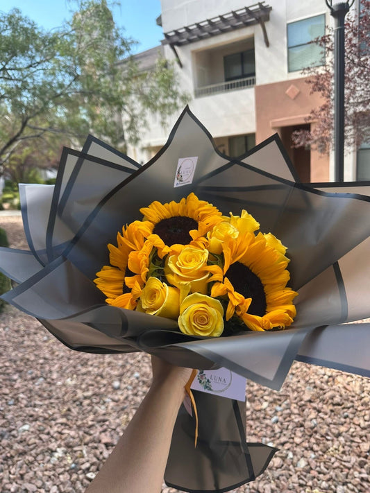 Bouquet mixto de rosas y girasoles