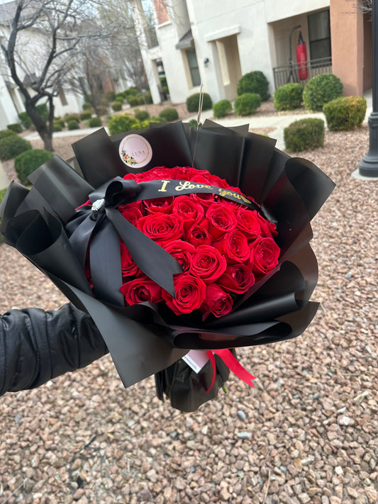 50 rosas rojas y listón personalizado