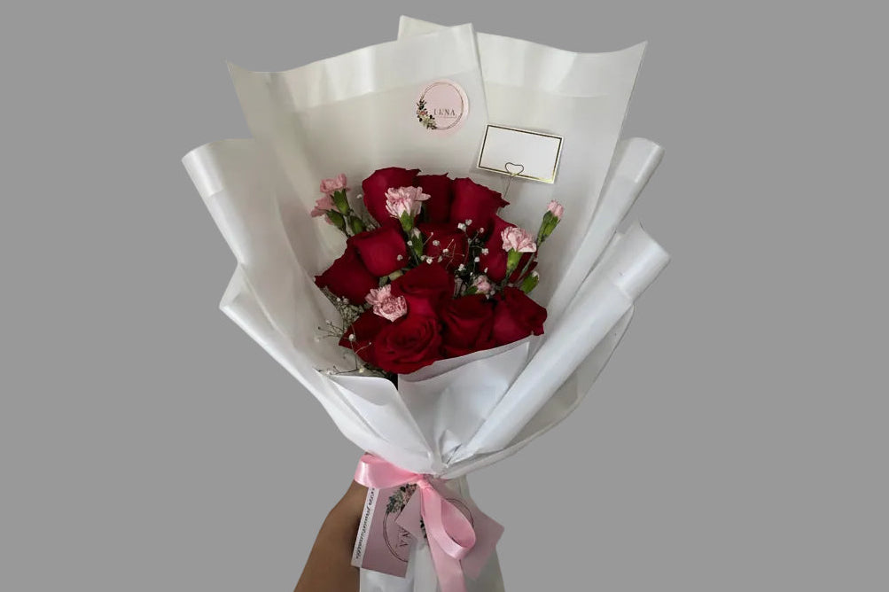 12 Rosas con claveles en tonos pastel