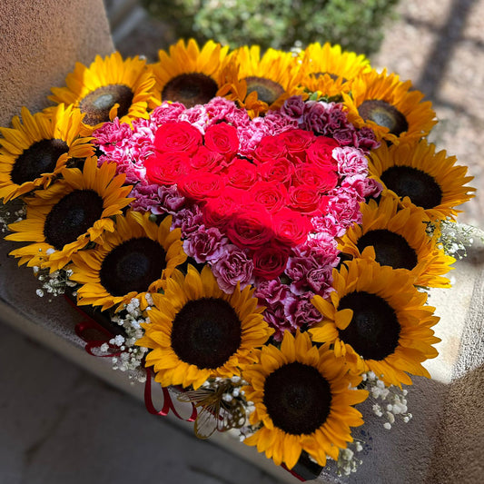 Corazón Gigante con Girasoles y Rosas
