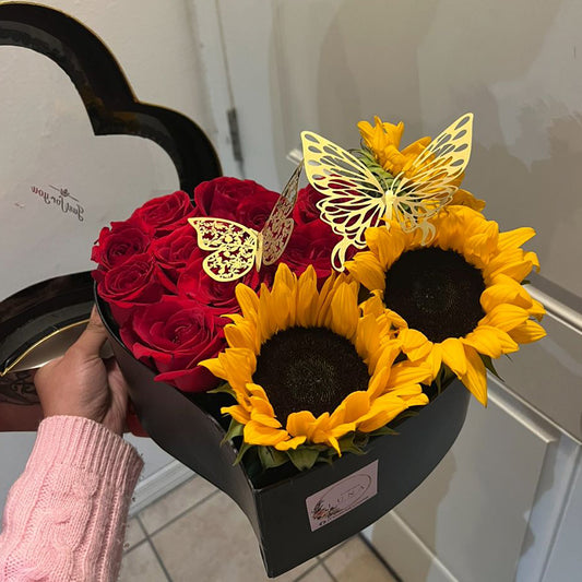 Caja de Corazón con Rosas, Girasoles y Mariposas