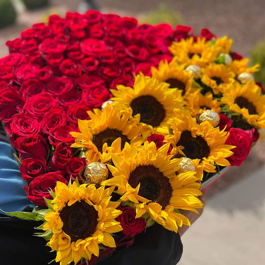 Corazón Grande con Rosas, Girasoles y Chocolates