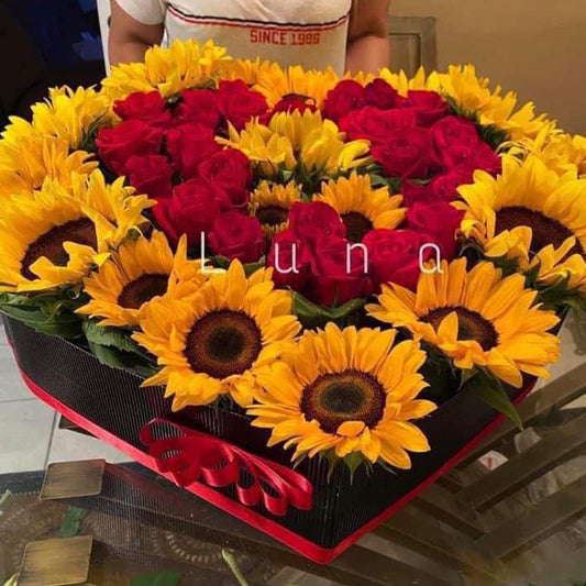 Caja Grande en Forma de Corazón con Girasoles y Rosas