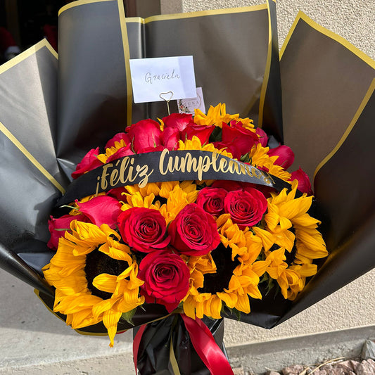 Ramo de Girasoles con Rosas y Listón "Feliz Cumpleaños"