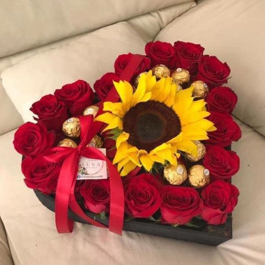Caja Corazón Pequeña con Rosas, Girasol y Chocolates