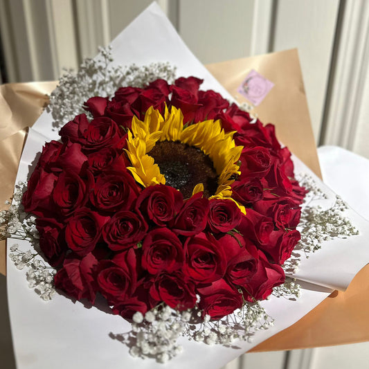 Ramo de Rosas con un Girasol