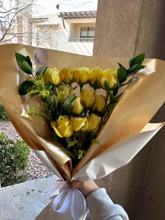 12 Rosas Amarillas con Follaje