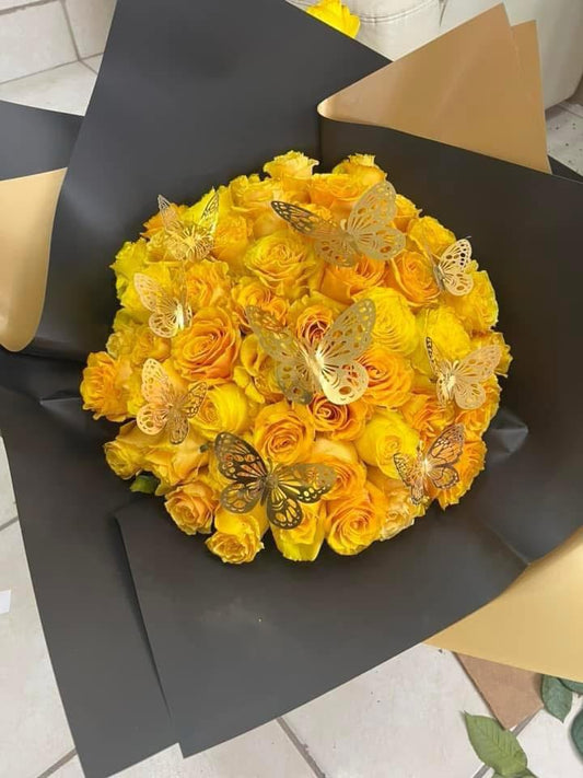 50 rosas amarillas con mariposas