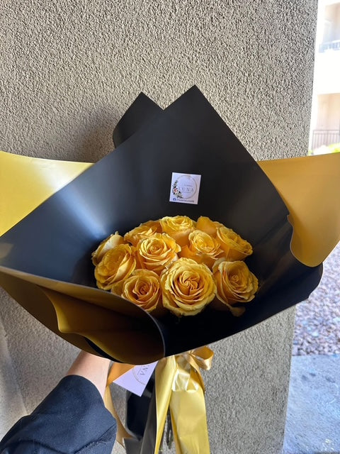 12 rosas amarillas en envoltura clasica