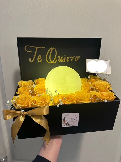 Rosas Amarillas en Caja con Lampara de Luna