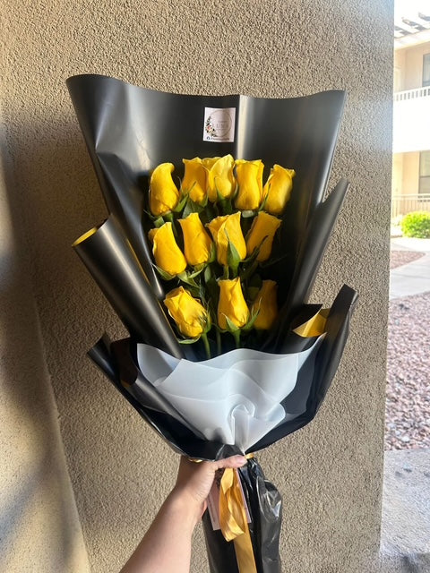 12 Rosas Amarillas con envoltura estilo cascada