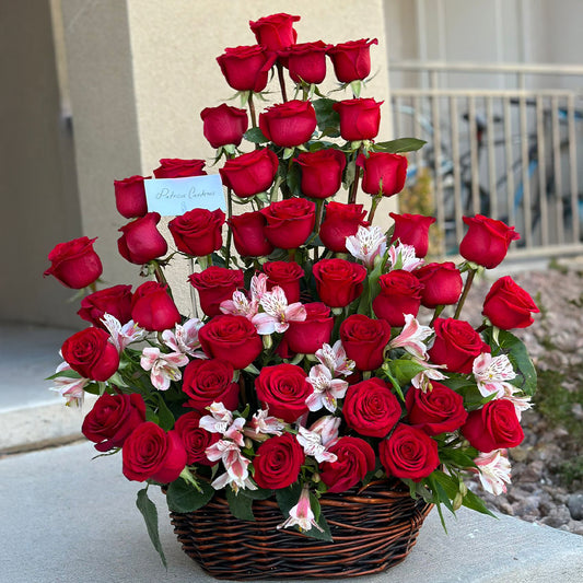 Rosas y Astromelias en Canasta