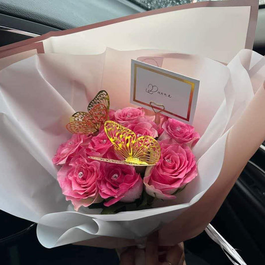 Ramo de 12 Rosas Rosas con Mariposas y Pines de Diamantes