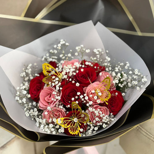 Ramo de 12 Rosas Combinado con Mariposas