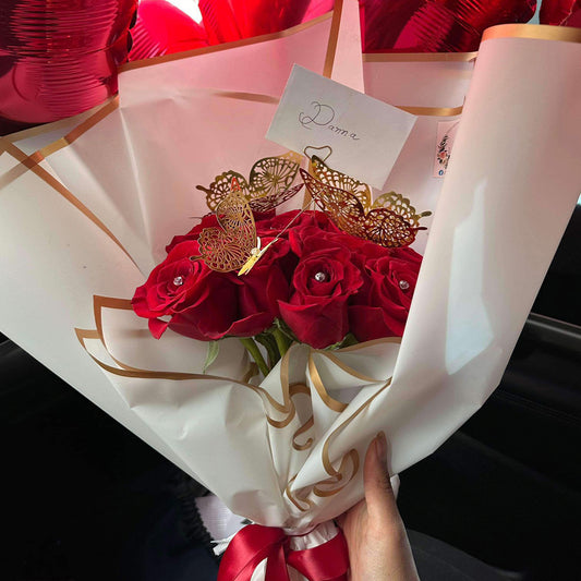 Ramo de 12 Rosas con Pines de Diamantes y Mariposas