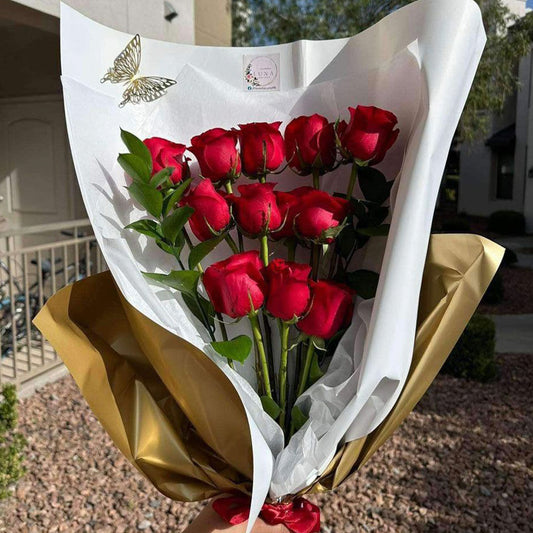 Ramo de 12 Rosas Rojas con Mariposa