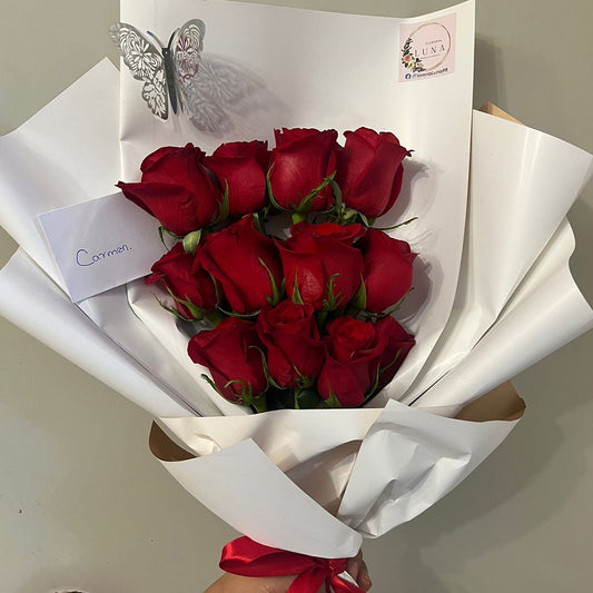 Ramo de 12 Rosas Rojas con Mariposa