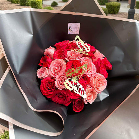 Ramo de 24 Rosas Combinadas con Mariposas