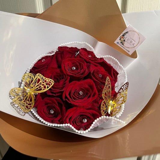 Ramo de 12 Rosas con Mariposas y Pines de Diamantes
