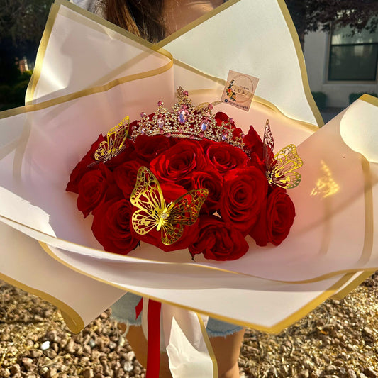 Ramo de 24 Rosas con Corona y Mariposas