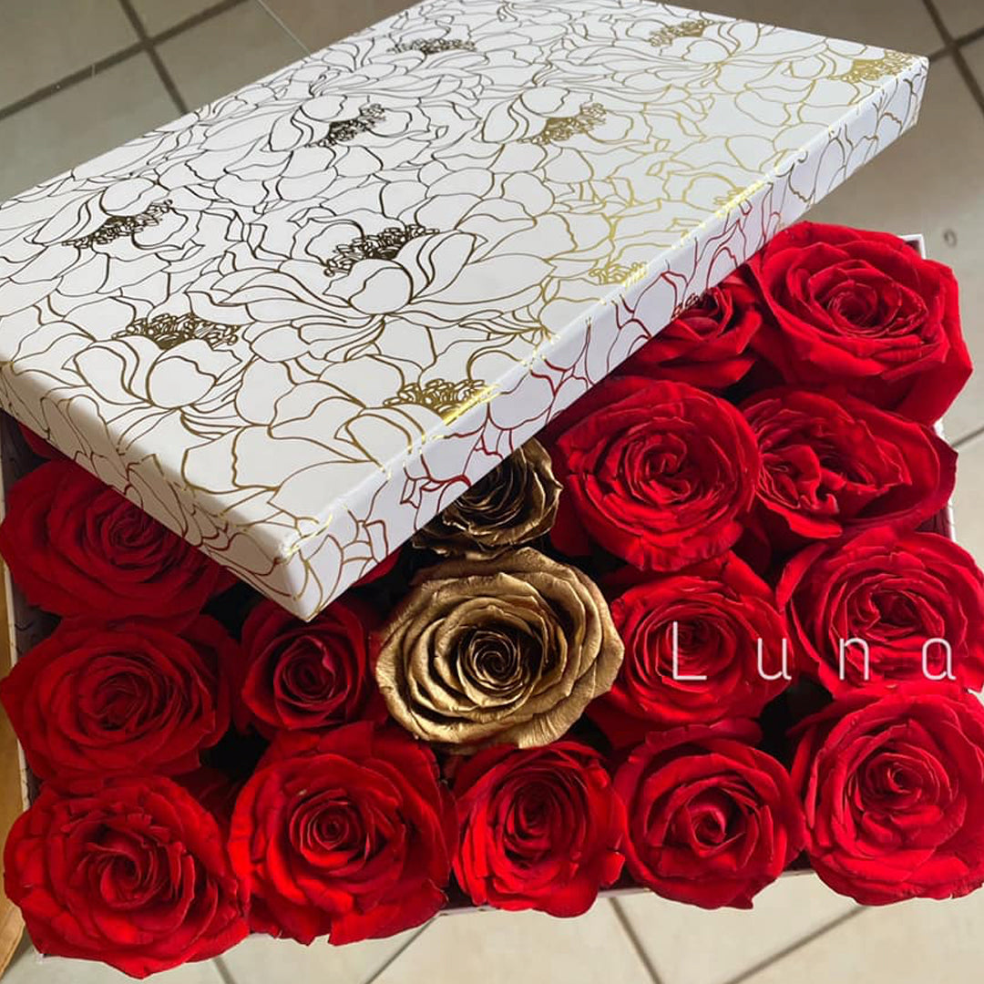 Caja Blanca con Rosas Rojas y Doradas