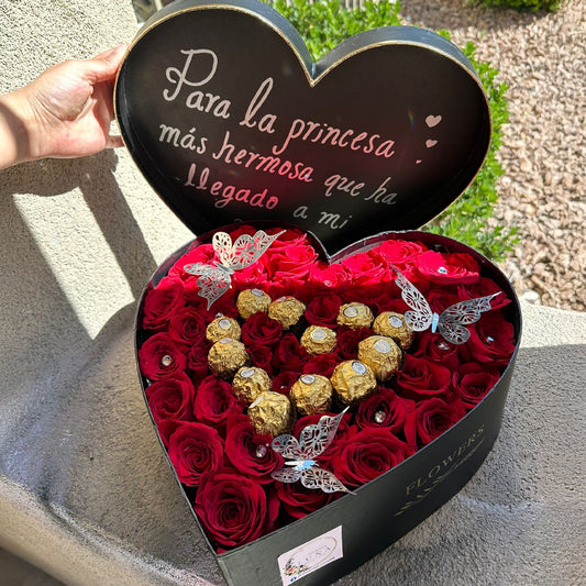 Caja Negra de Corazón con Rosas y Chocolates