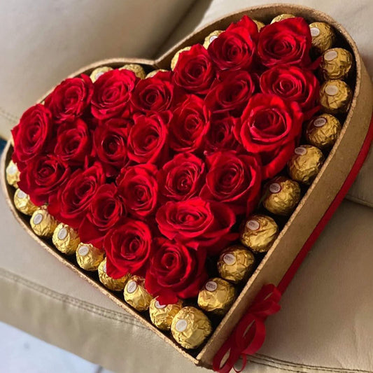 Caja en Forma de Corazón con Rosas y Chocolates